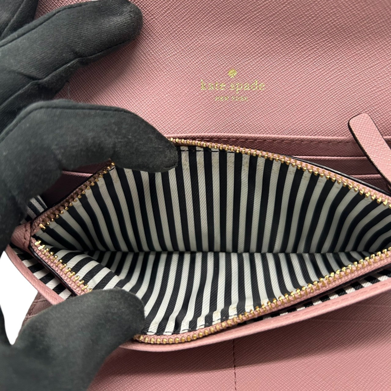 【美品/箱付き】Kate spade ケイトスペード 長財布 ウォレット 二つ折り フラップ PVC サフィアーノレザー ピンク シルバーロゴ レディース エレガント フェミニン かわいい 大容量 カード収納 人気モデル クリーニング済み W2