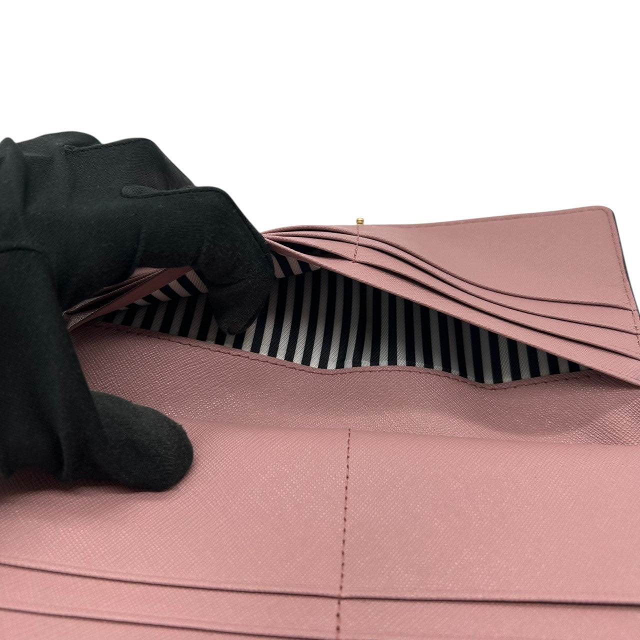 【美品/箱付き】Kate spade ケイトスペード 長財布 ウォレット 二つ折り フラップ PVC サフィアーノレザー ピンク シルバーロゴ レディース エレガント フェミニン かわいい 大容量 カード収納 人気モデル クリーニング済み W2