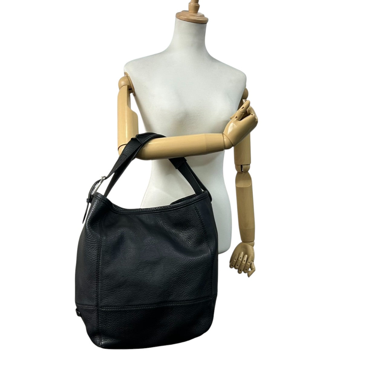 【美品/保存袋付き】Cole Haan コールハーン ショルダーバッグ ワンショルダー ホーボーバッグ 自立可 大容量 本革 レザー シボ革 ブラック 黒 シルバー金具 レディース エレガント シンプル ビジネス 通勤通学 クリーニング済み s25