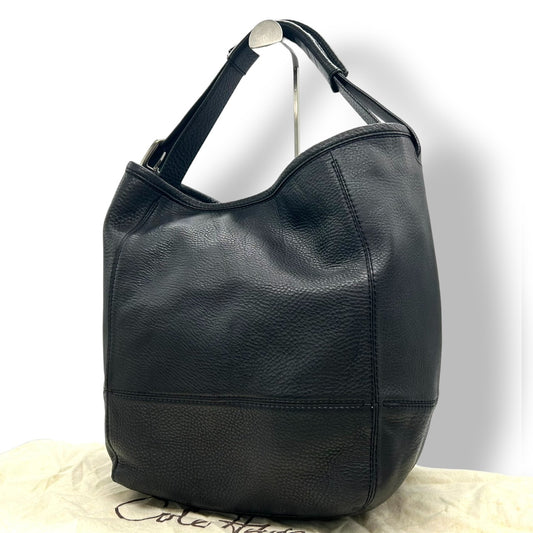 【美品/保存袋付き】Cole Haan コールハーン ショルダーバッグ ワンショルダー ホーボーバッグ 自立可 大容量 本革 レザー シボ革 ブラック 黒 シルバー金具 レディース エレガント シンプル ビジネス 通勤通学 クリーニング済み s25