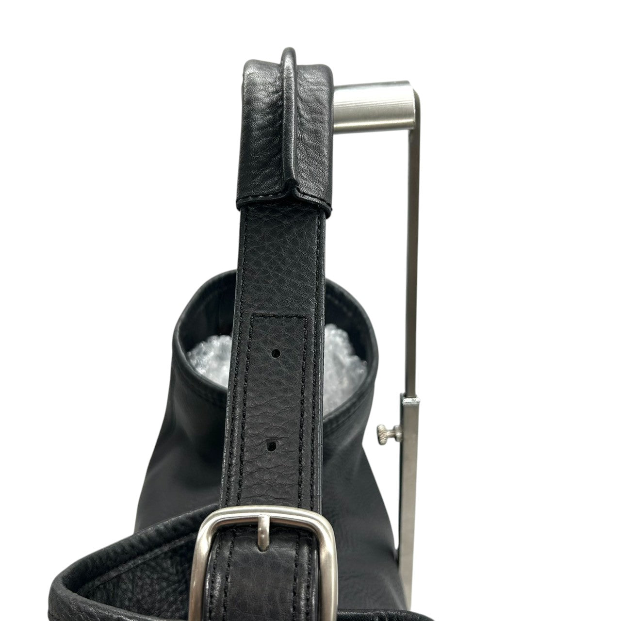 【美品/保存袋付き】Cole Haan コールハーン ショルダーバッグ ワンショルダー ホーボーバッグ 自立可 大容量 本革 レザー シボ革 ブラック 黒 シルバー金具 レディース エレガント シンプル ビジネス 通勤通学 クリーニング済み s25