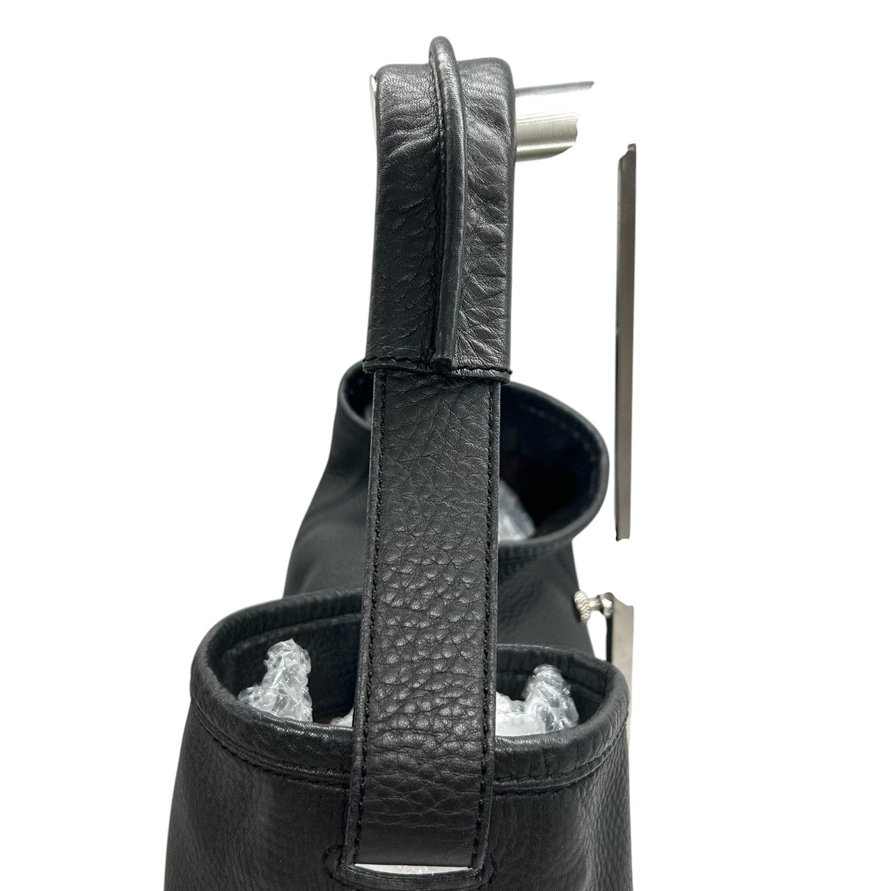 【美品/保存袋付き】Cole Haan コールハーン ショルダーバッグ ワンショルダー ホーボーバッグ 自立可 大容量 本革 レザー シボ革 ブラック 黒 シルバー金具 レディース エレガント シンプル ビジネス 通勤通学 クリーニング済み s25