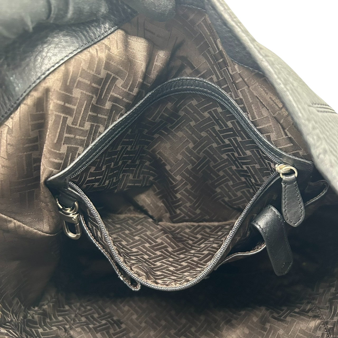 【美品/保存袋付き】Cole Haan コールハーン ショルダーバッグ ワンショルダー ホーボーバッグ 自立可 大容量 本革 レザー シボ革 ブラック 黒 シルバー金具 レディース エレガント シンプル ビジネス 通勤通学 クリーニング済み s25