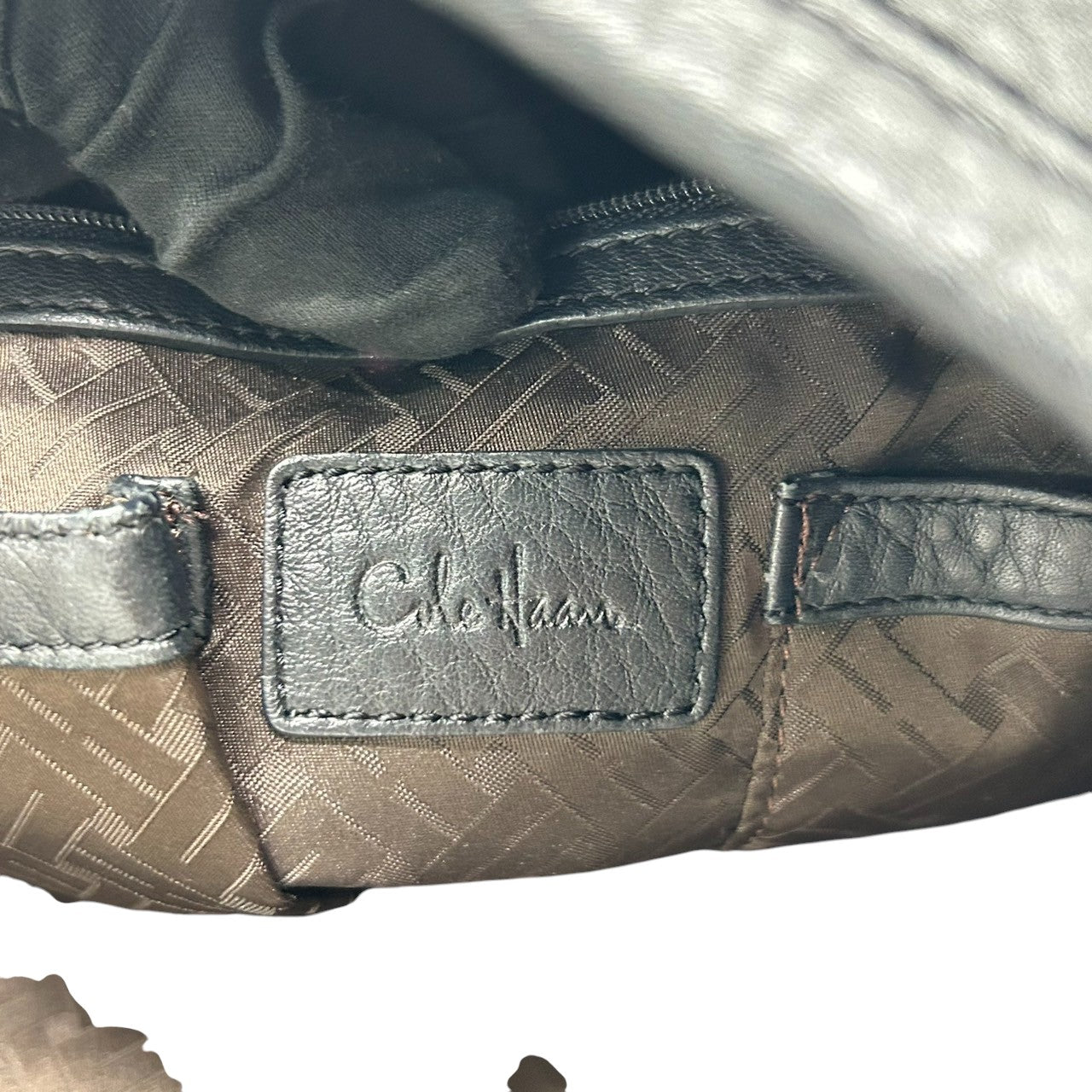 【美品/保存袋付き】Cole Haan コールハーン ショルダーバッグ ワンショルダー ホーボーバッグ 自立可 大容量 本革 レザー シボ革 ブラック 黒 シルバー金具 レディース エレガント シンプル ビジネス 通勤通学 クリーニング済み s25