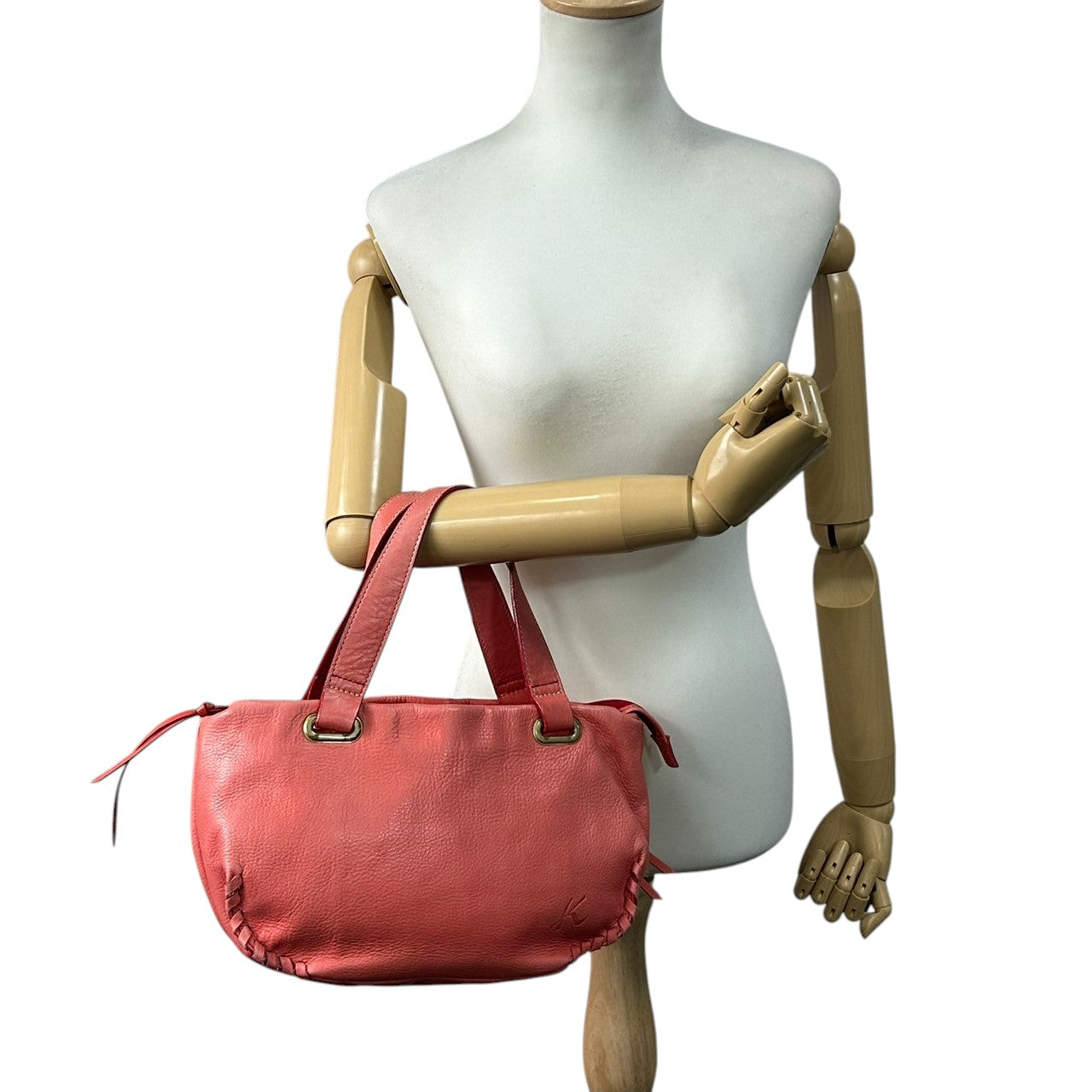 【美品】キタムラ Kitamura ハンドバッグ トートバッグ ワンショルダー Kロゴ 本革 レザー シボ革 ピンク コーラル系 ゴールド金具 レディース フェミニン エレガント 上品 お出かけ デイリーユース 人気モデル クリーニング済み s25