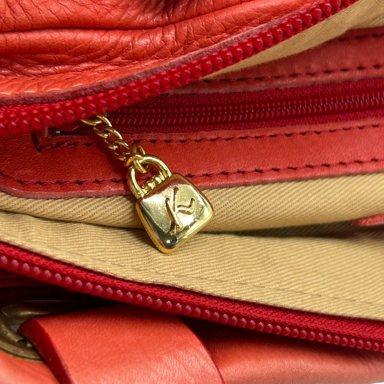 【美品】キタムラ Kitamura ハンドバッグ トートバッグ ワンショルダー Kロゴ 本革 レザー シボ革 ピンク コーラル系 ゴールド金具 レディース フェミニン エレガント 上品 お出かけ デイリーユース 人気モデル クリーニング済み s25