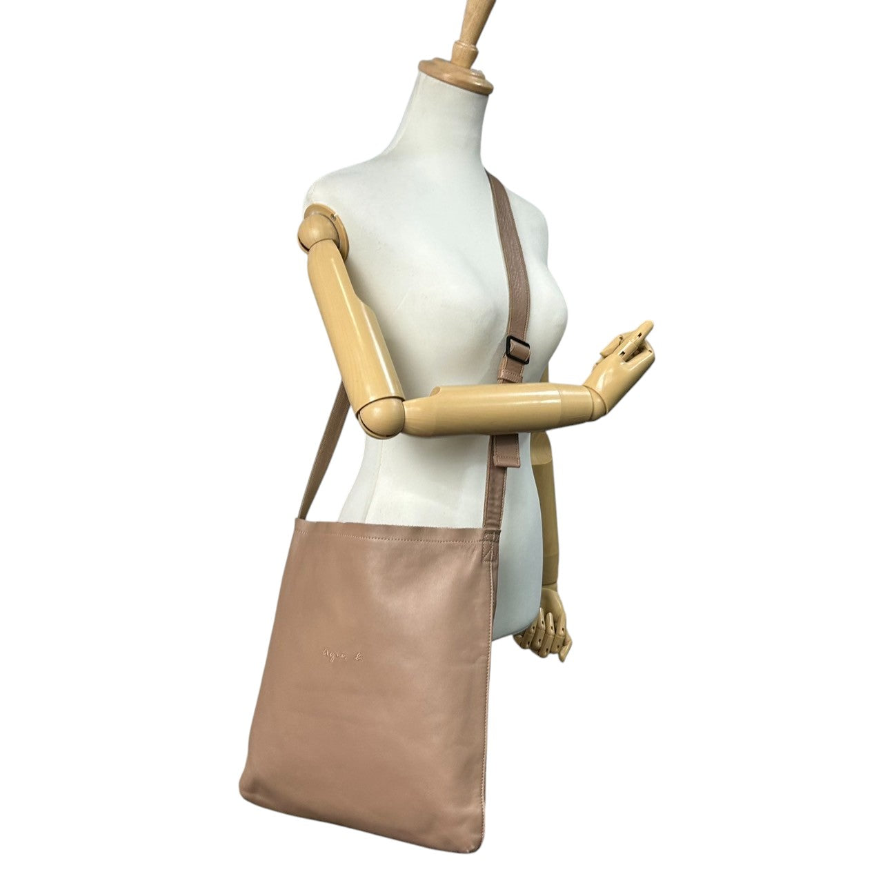 【agnes b.】アニエスベー ショルダーバッグ ワンショルダー 斜め掛け可 クロスボディ 本革 レザー ベージュ グレージュ系 ロゴ型押し レディース シンプル エレガント カジュアル 通勤通学 人気モデル クリーニング済み s67