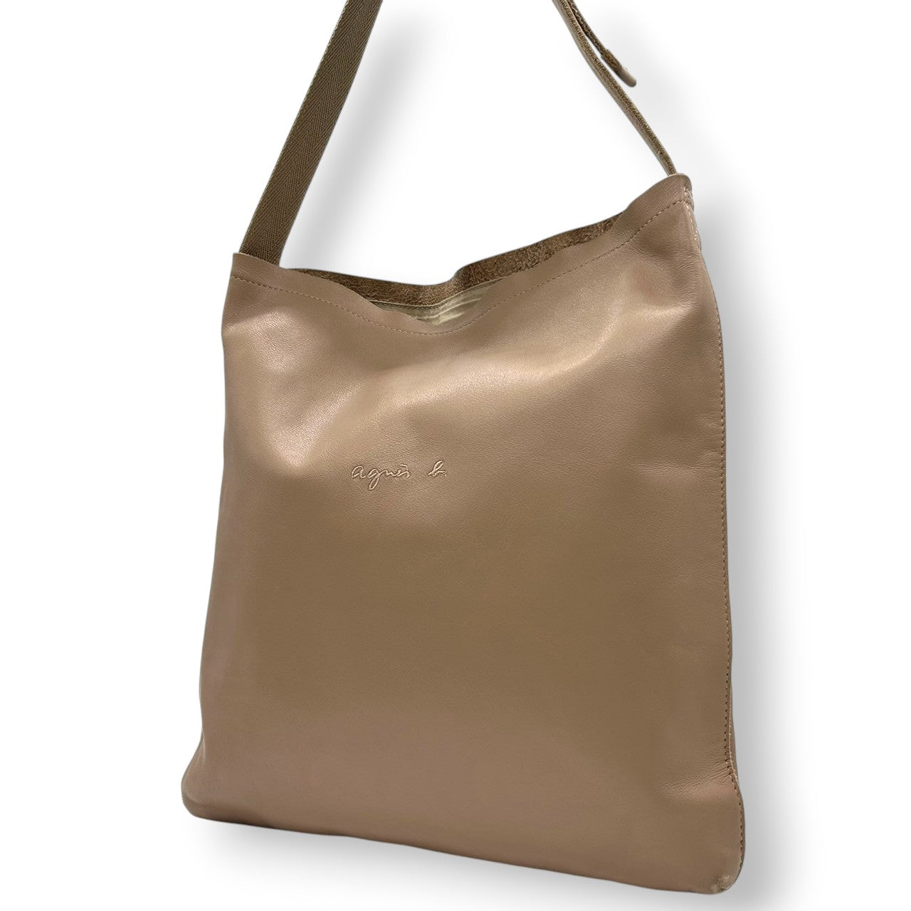 【agnes b.】アニエスベー ショルダーバッグ ワンショルダー 斜め掛け可 クロスボディ 本革 レザー ベージュ グレージュ系 ロゴ型押し レディース シンプル エレガント カジュアル 通勤通学 人気モデル クリーニング済み s67