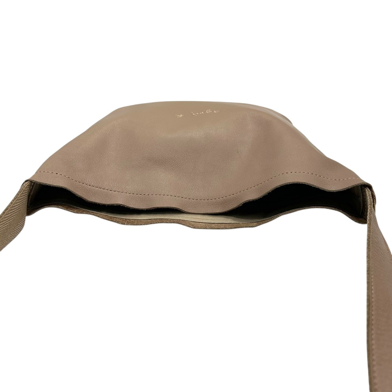 【agnes b.】アニエスベー ショルダーバッグ ワンショルダー 斜め掛け可 クロスボディ 本革 レザー ベージュ グレージュ系 ロゴ型押し レディース シンプル エレガント カジュアル 通勤通学 人気モデル クリーニング済み s67