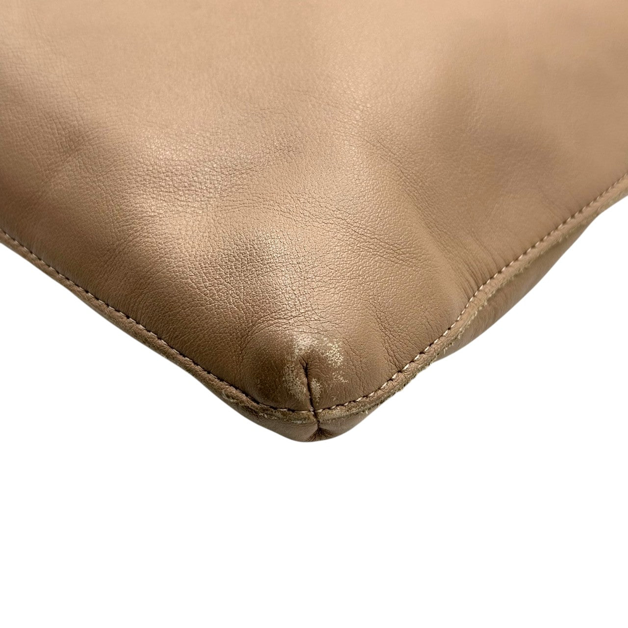 【agnes b.】アニエスベー ショルダーバッグ ワンショルダー 斜め掛け可 クロスボディ 本革 レザー ベージュ グレージュ系 ロゴ型押し レディース シンプル エレガント カジュアル 通勤通学 人気モデル クリーニング済み s67