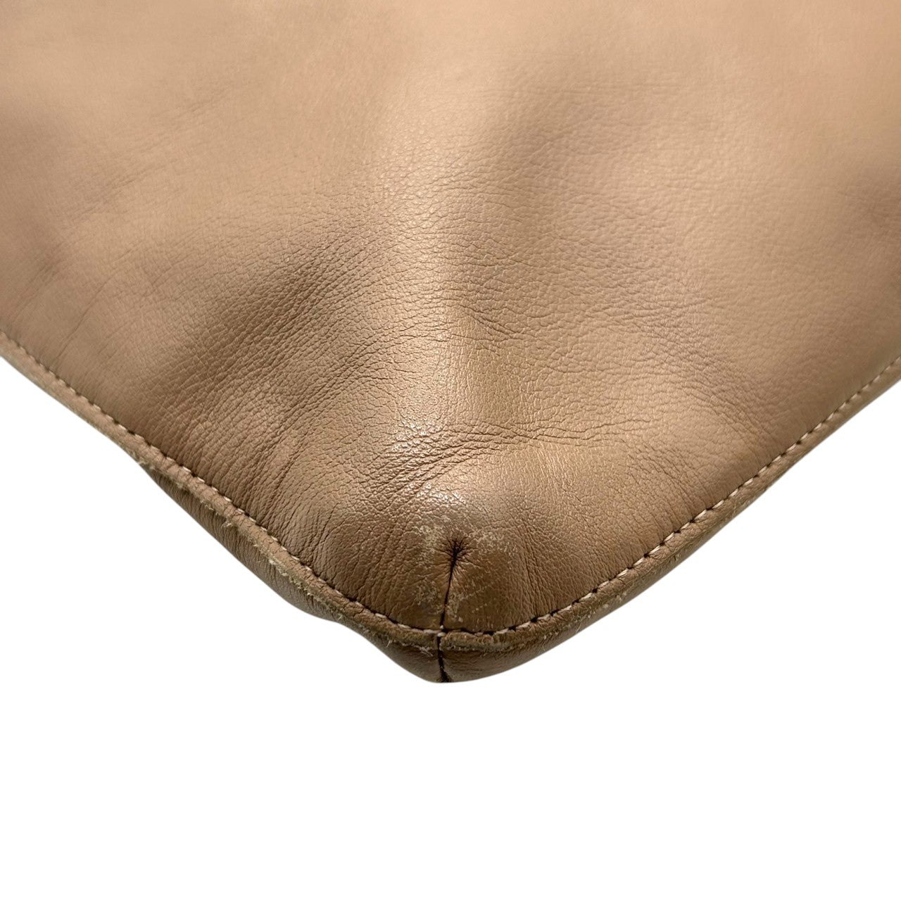 【agnes b.】アニエスベー ショルダーバッグ ワンショルダー 斜め掛け可 クロスボディ 本革 レザー ベージュ グレージュ系 ロゴ型押し レディース シンプル エレガント カジュアル 通勤通学 人気モデル クリーニング済み s67