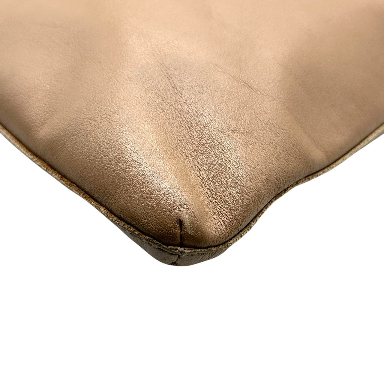 【agnes b.】アニエスベー ショルダーバッグ ワンショルダー 斜め掛け可 クロスボディ 本革 レザー ベージュ グレージュ系 ロゴ型押し レディース シンプル エレガント カジュアル 通勤通学 人気モデル クリーニング済み s67