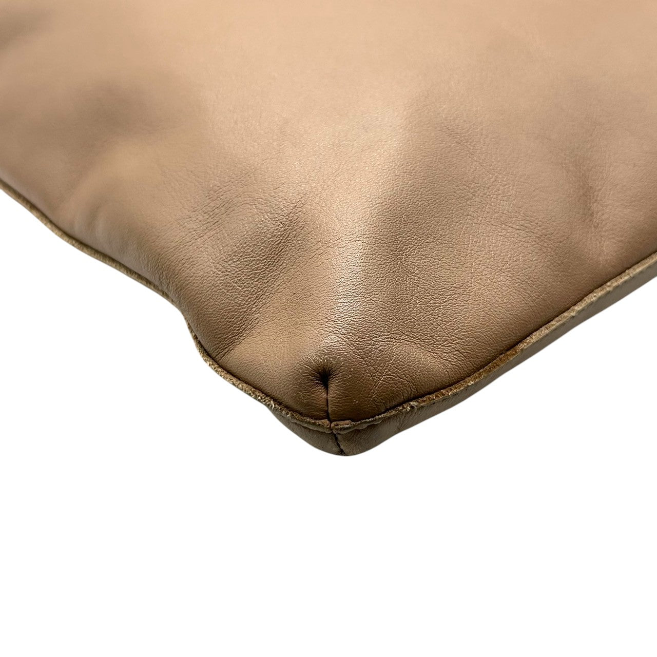 【agnes b.】アニエスベー ショルダーバッグ ワンショルダー 斜め掛け可 クロスボディ 本革 レザー ベージュ グレージュ系 ロゴ型押し レディース シンプル エレガント カジュアル 通勤通学 人気モデル クリーニング済み s67