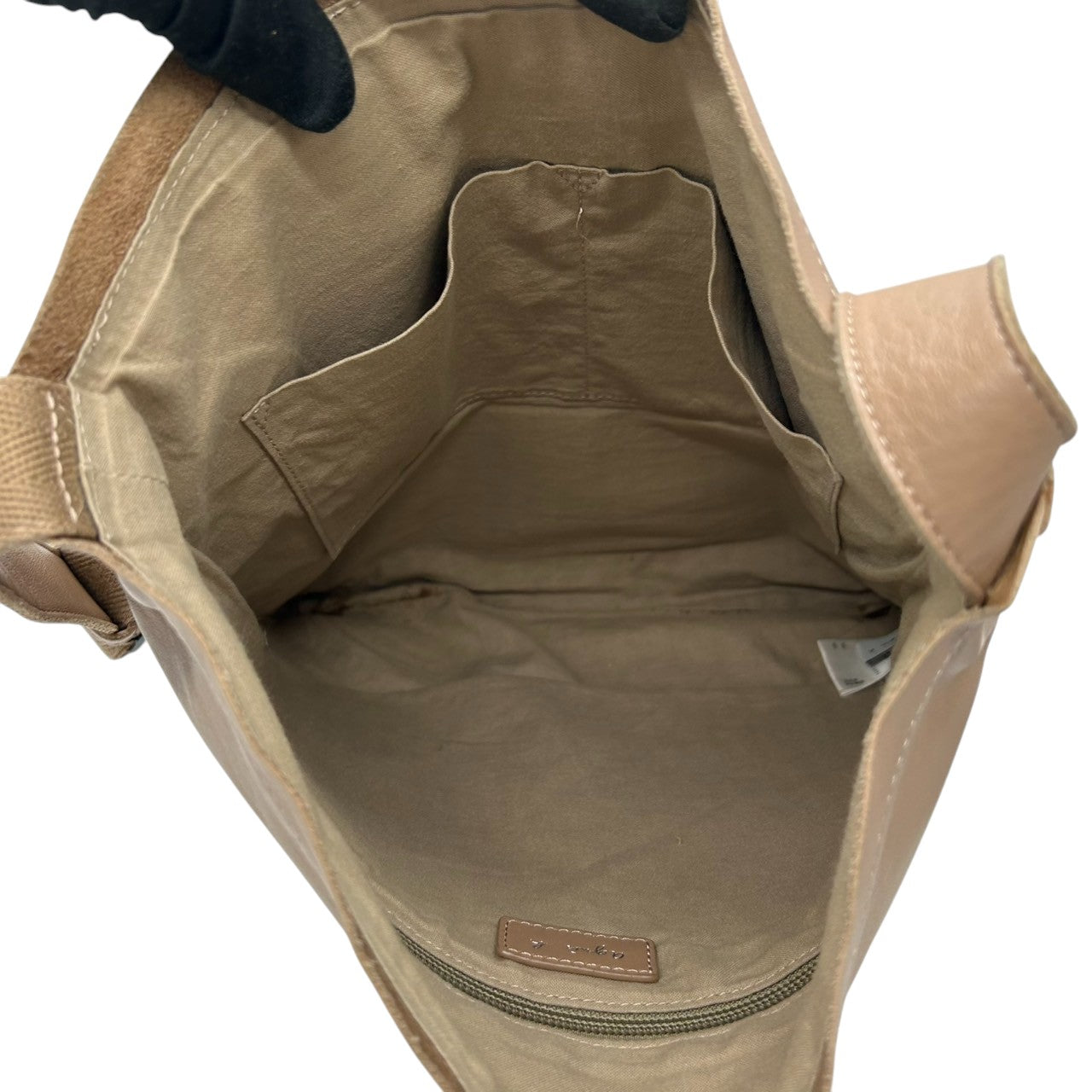 【agnes b.】アニエスベー ショルダーバッグ ワンショルダー 斜め掛け可 クロスボディ 本革 レザー ベージュ グレージュ系 ロゴ型押し レディース シンプル エレガント カジュアル 通勤通学 人気モデル クリーニング済み s67