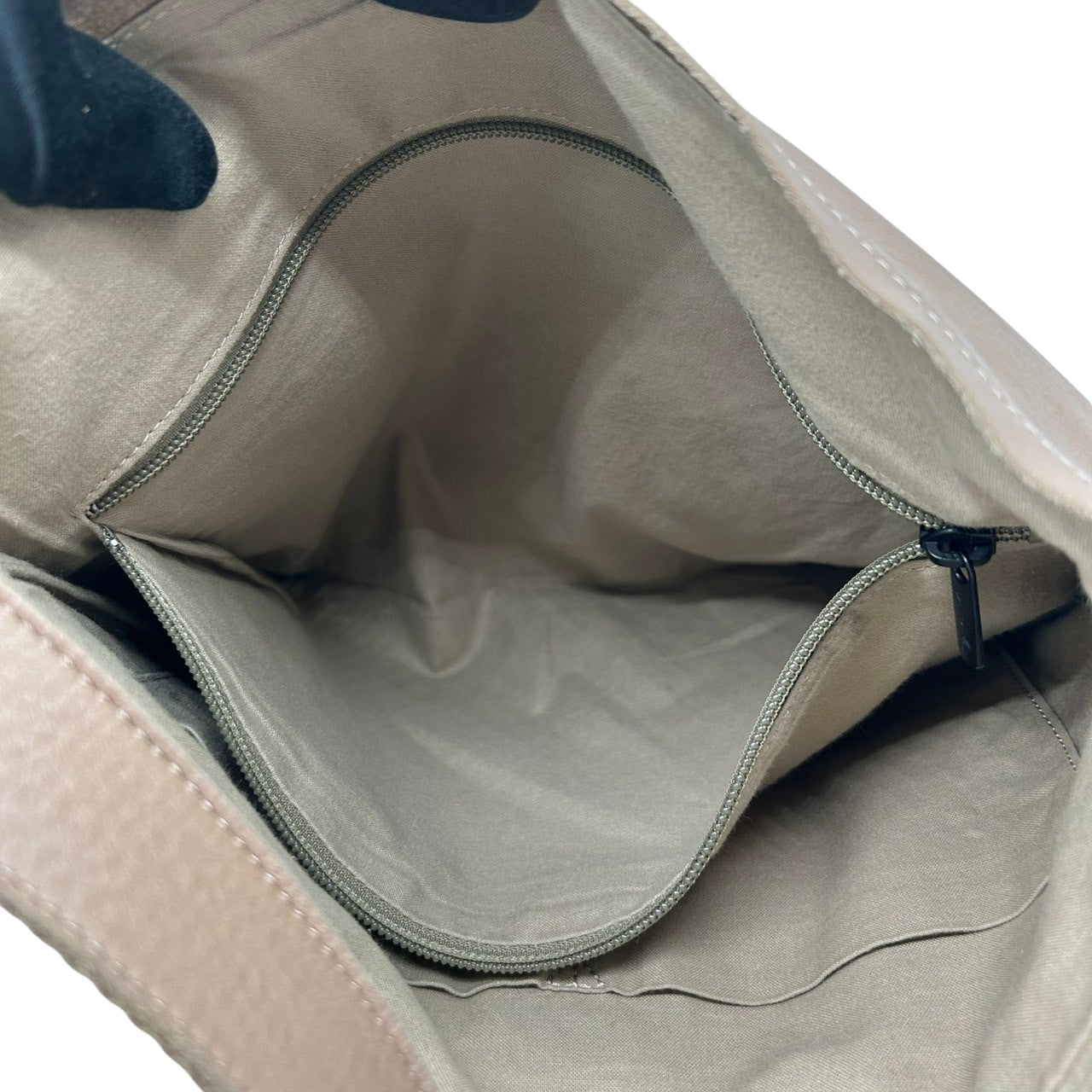 【agnes b.】アニエスベー ショルダーバッグ ワンショルダー 斜め掛け可 クロスボディ 本革 レザー ベージュ グレージュ系 ロゴ型押し レディース シンプル エレガント カジュアル 通勤通学 人気モデル クリーニング済み s67