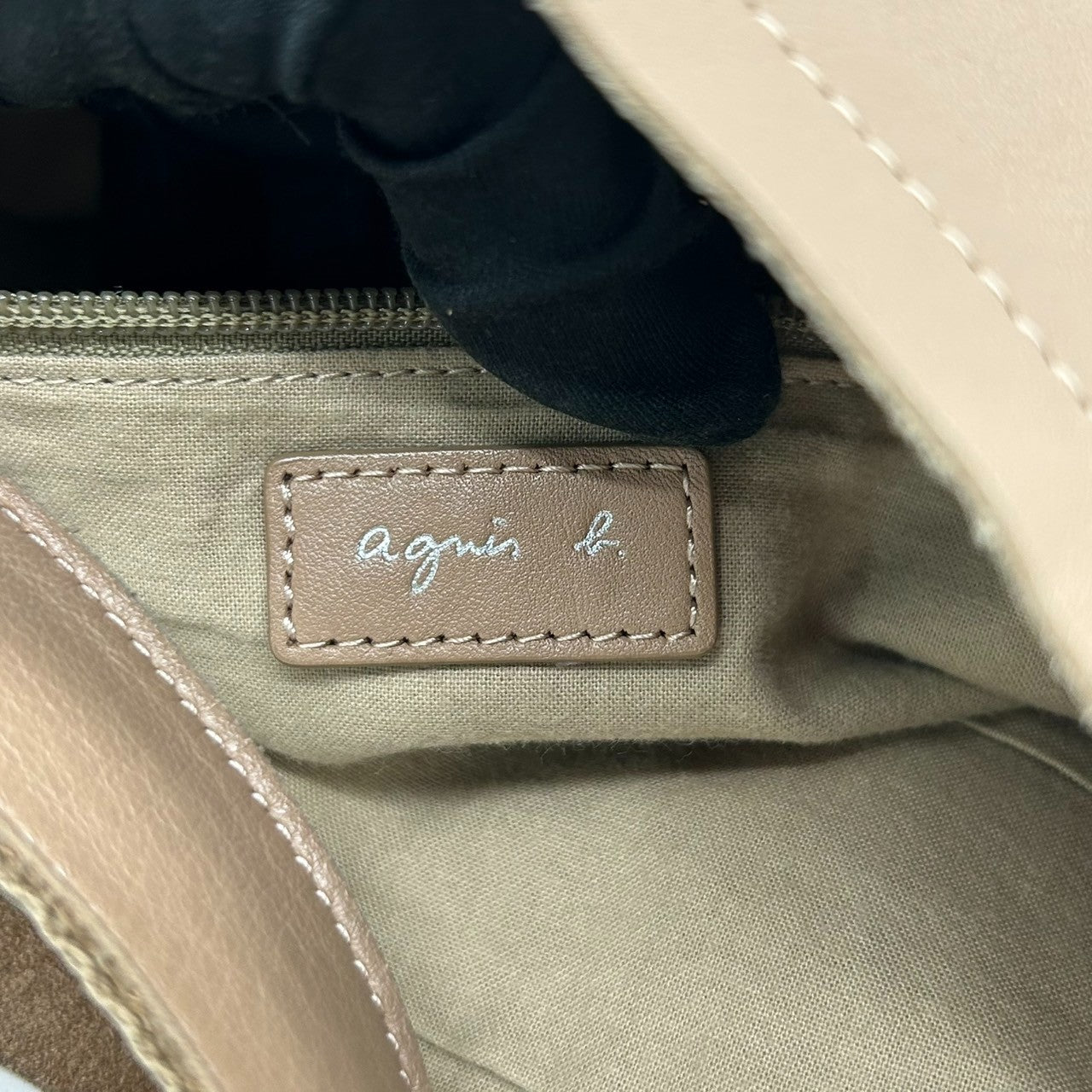 【agnes b.】アニエスベー ショルダーバッグ ワンショルダー 斜め掛け可 クロスボディ 本革 レザー ベージュ グレージュ系 ロゴ型押し レディース シンプル エレガント カジュアル 通勤通学 人気モデル クリーニング済み s67