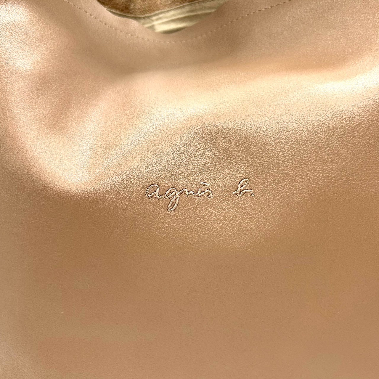 【agnes b.】アニエスベー ショルダーバッグ ワンショルダー 斜め掛け可 クロスボディ 本革 レザー ベージュ グレージュ系 ロゴ型押し レディース シンプル エレガント カジュアル 通勤通学 人気モデル クリーニング済み s67