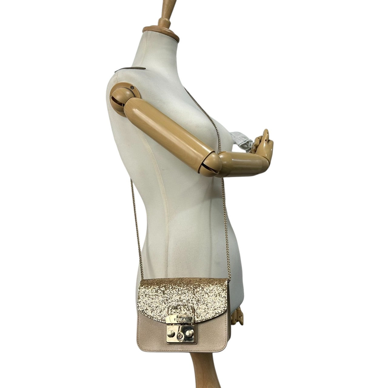 【美品】FURLA フルラ メトロポリス チェーンショルダーバッグ ミニバッグ ポシェット 斜め掛け可 自立可 レザー グリッター ラメ ベージュ ゴールド イタリア製 レディース パーティー エレガント 人気モデル クリーニング済み s63