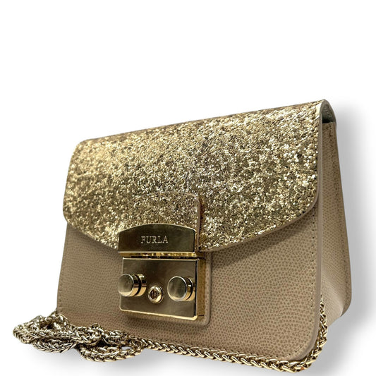 【美品】FURLA フルラ メトロポリス チェーンショルダーバッグ ミニバッグ ポシェット 斜め掛け可 自立可 レザー グリッター ラメ ベージュ ゴールド イタリア製 レディース パーティー エレガント 人気モデル クリーニング済み s63