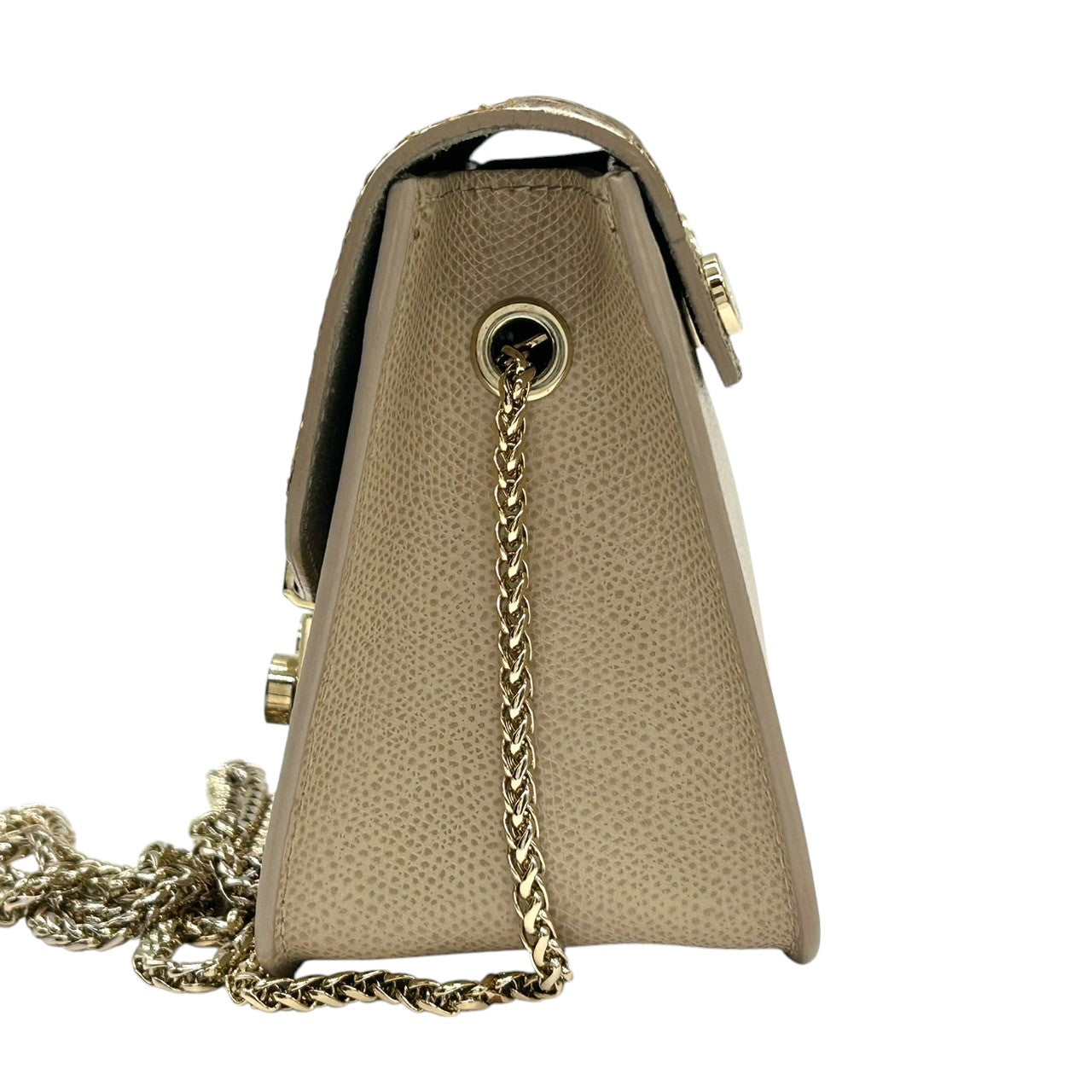 【美品】FURLA フルラ メトロポリス チェーンショルダーバッグ ミニバッグ ポシェット 斜め掛け可 自立可 レザー グリッター ラメ ベージュ ゴールド イタリア製 レディース パーティー エレガント 人気モデル クリーニング済み s63