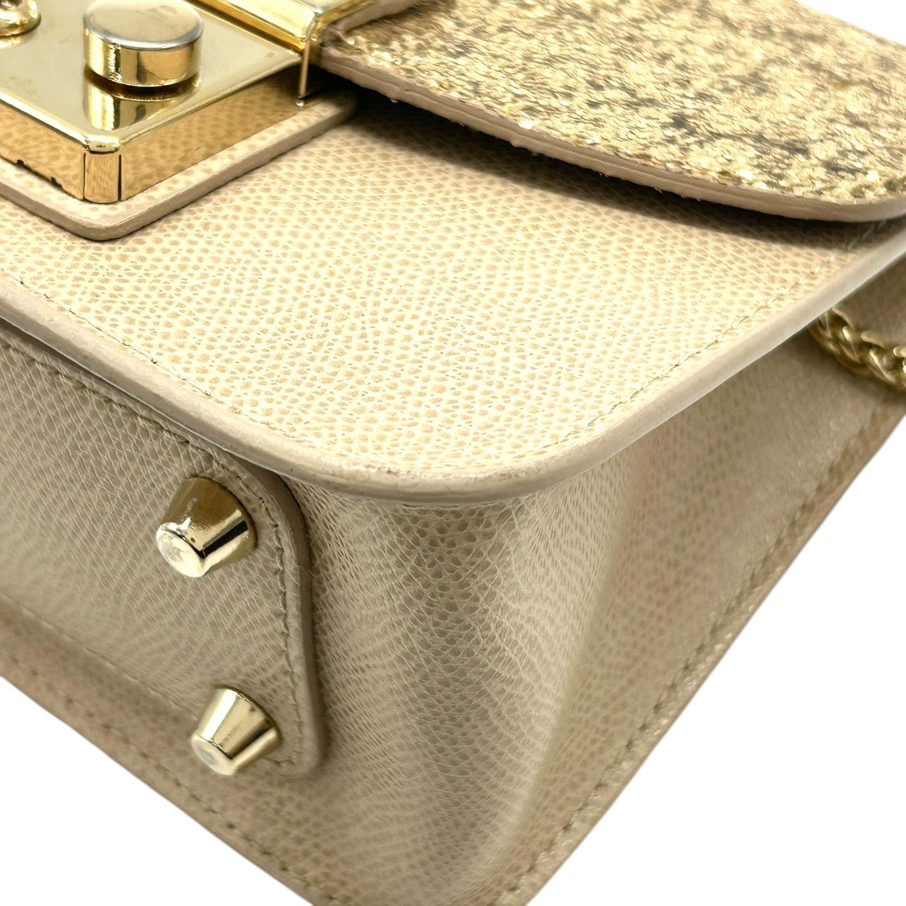 【美品】FURLA フルラ メトロポリス チェーンショルダーバッグ ミニバッグ ポシェット 斜め掛け可 自立可 レザー グリッター ラメ ベージュ ゴールド イタリア製 レディース パーティー エレガント 人気モデル クリーニング済み s63