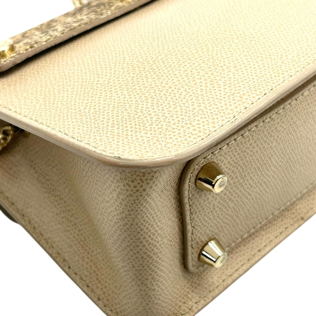 【美品】FURLA フルラ メトロポリス チェーンショルダーバッグ ミニバッグ ポシェット 斜め掛け可 自立可 レザー グリッター ラメ ベージュ ゴールド イタリア製 レディース パーティー エレガント 人気モデル クリーニング済み s63