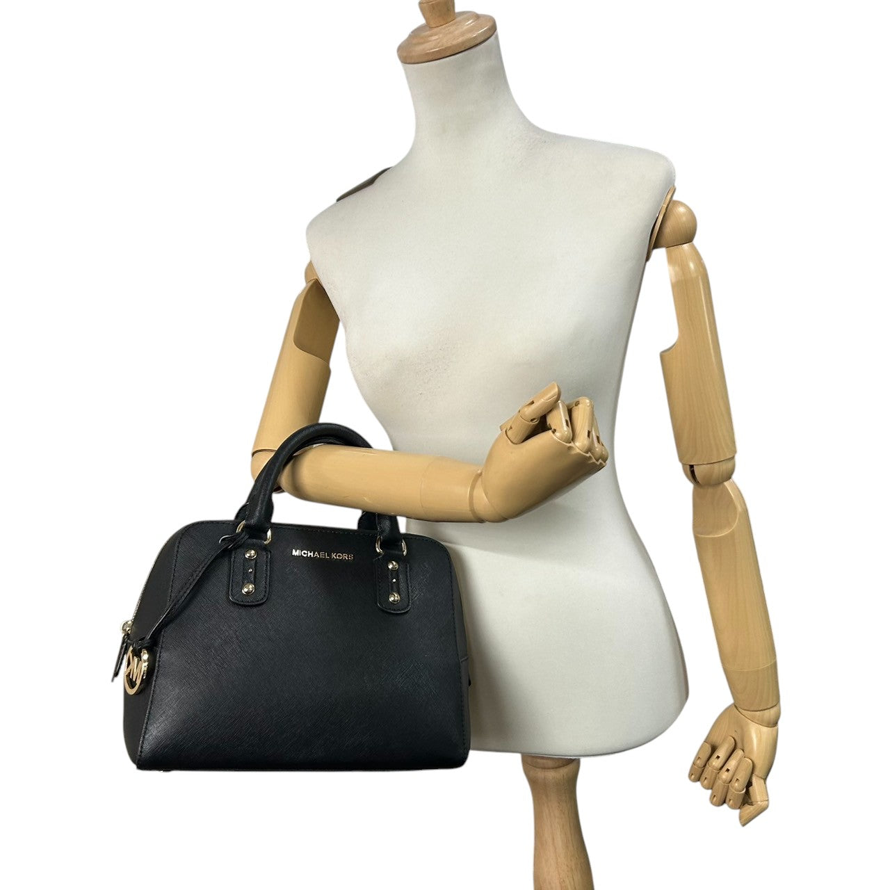 【美品】MICHAEL KORS マイケルコース ハンドバッグ サッチェルバッグ ドーム型 自立可 PVC サフィアーノレザー ブラック ゴールド金具 MKロゴチャーム レディース エレガント ビジネス 人気モデル クリーニング済み s56