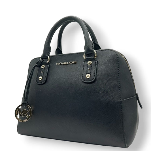 【美品】MICHAEL KORS マイケルコース ハンドバッグ サッチェルバッグ ドーム型 自立可 PVC サフィアーノレザー ブラック ゴールド金具 MKロゴチャーム レディース エレガント ビジネス 人気モデル クリーニング済み s56