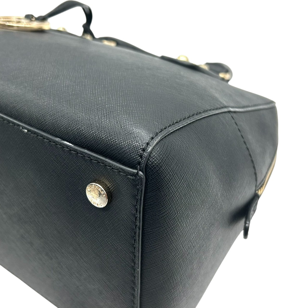 【美品】MICHAEL KORS マイケルコース ハンドバッグ サッチェルバッグ ドーム型 自立可 PVC サフィアーノレザー ブラック ゴールド金具 MKロゴチャーム レディース エレガント ビジネス 人気モデル クリーニング済み s56