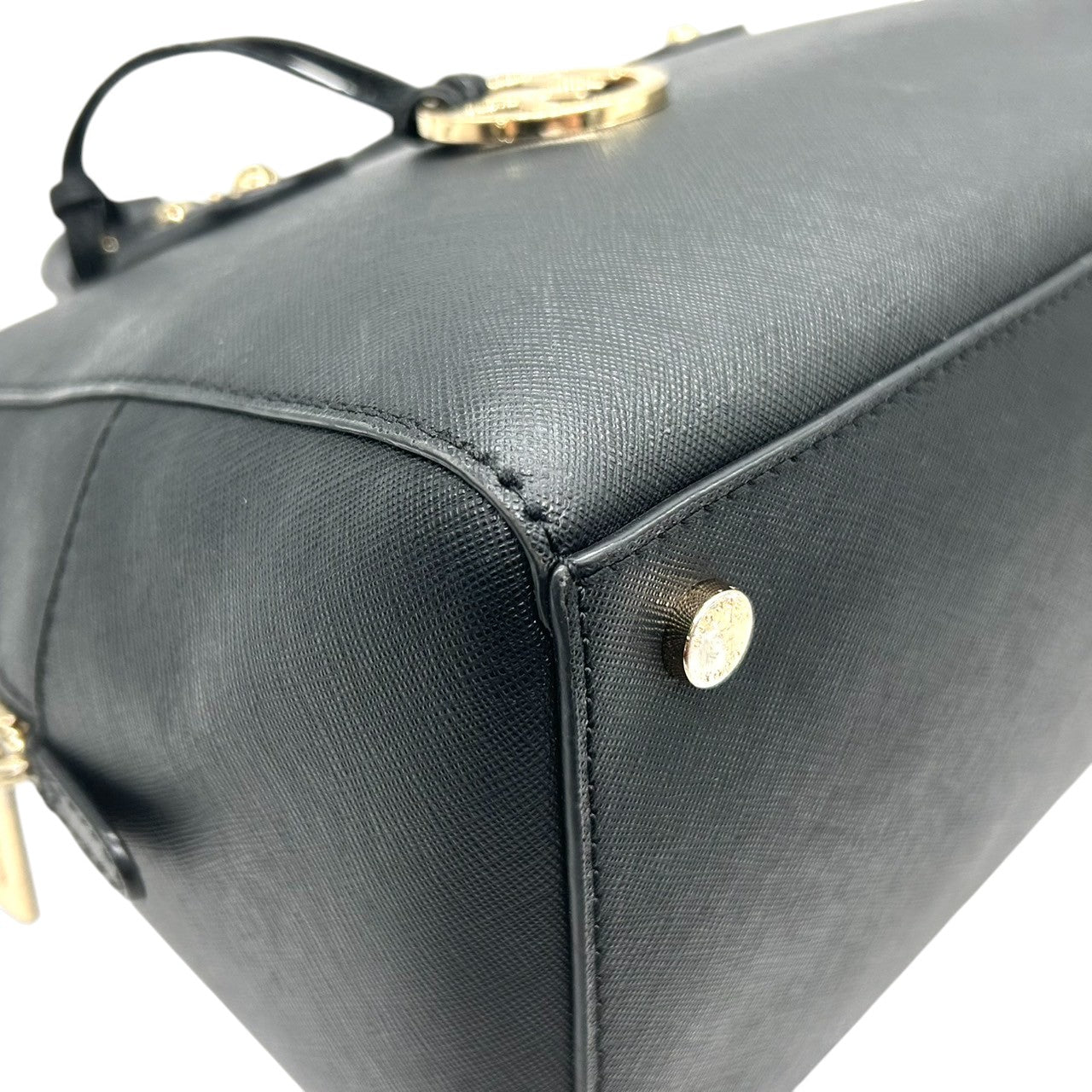 【美品】MICHAEL KORS マイケルコース ハンドバッグ サッチェルバッグ ドーム型 自立可 PVC サフィアーノレザー ブラック ゴールド金具 MKロゴチャーム レディース エレガント ビジネス 人気モデル クリーニング済み s56