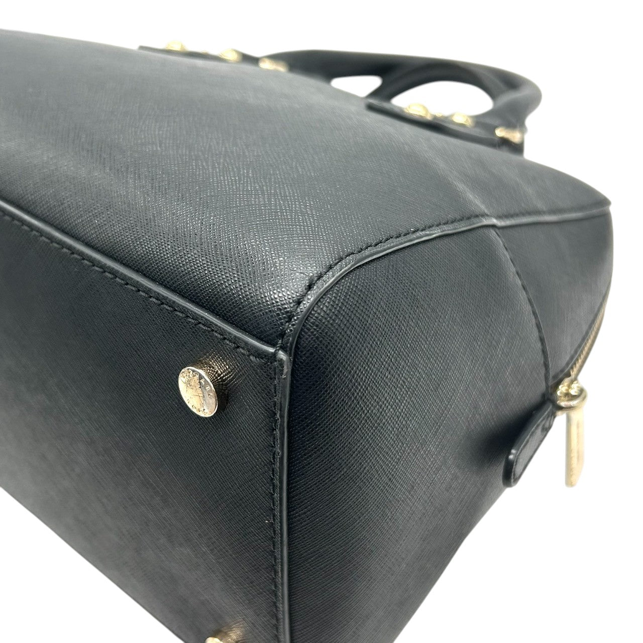 【美品】MICHAEL KORS マイケルコース ハンドバッグ サッチェルバッグ ドーム型 自立可 PVC サフィアーノレザー ブラック ゴールド金具 MKロゴチャーム レディース エレガント ビジネス 人気モデル クリーニング済み s56