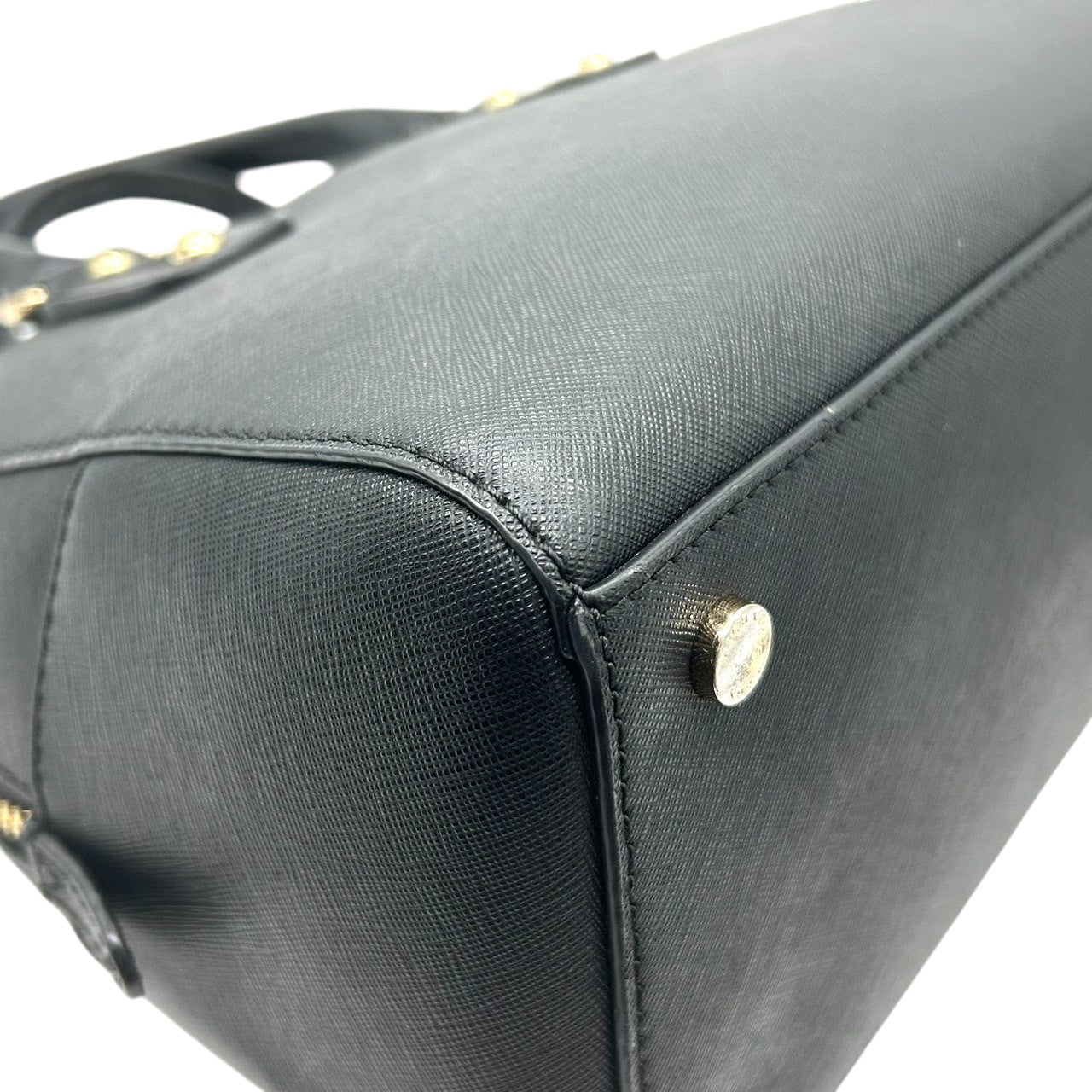 【美品】MICHAEL KORS マイケルコース ハンドバッグ サッチェルバッグ ドーム型 自立可 PVC サフィアーノレザー ブラック ゴールド金具 MKロゴチャーム レディース エレガント ビジネス 人気モデル クリーニング済み s56