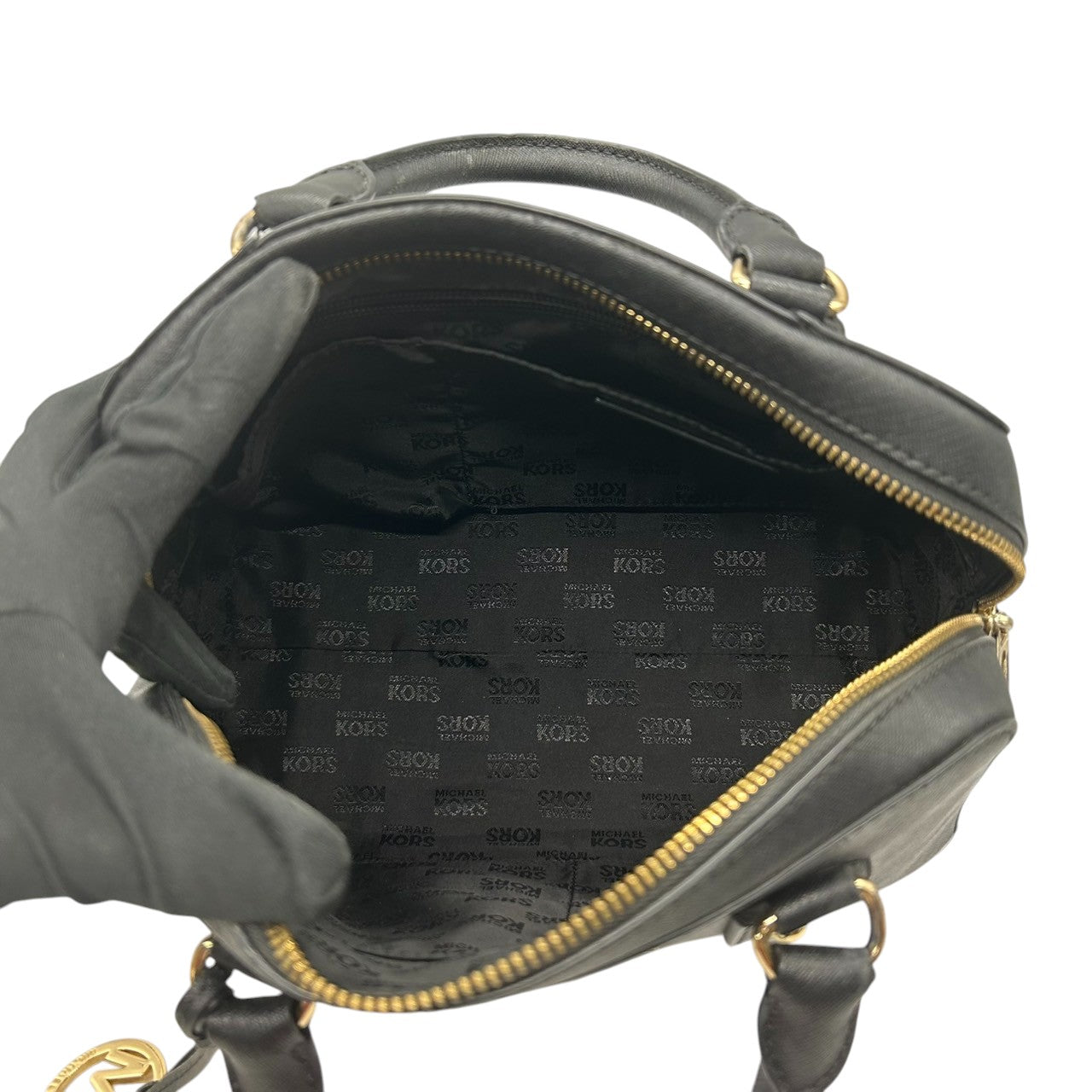 【美品】MICHAEL KORS マイケルコース ハンドバッグ サッチェルバッグ ドーム型 自立可 PVC サフィアーノレザー ブラック ゴールド金具 MKロゴチャーム レディース エレガント ビジネス 人気モデル クリーニング済み s56