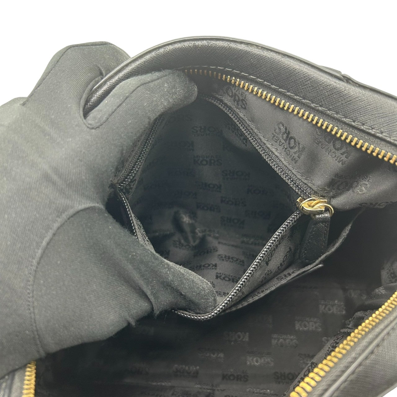 【美品】MICHAEL KORS マイケルコース ハンドバッグ サッチェルバッグ ドーム型 自立可 PVC サフィアーノレザー ブラック ゴールド金具 MKロゴチャーム レディース エレガント ビジネス 人気モデル クリーニング済み s56