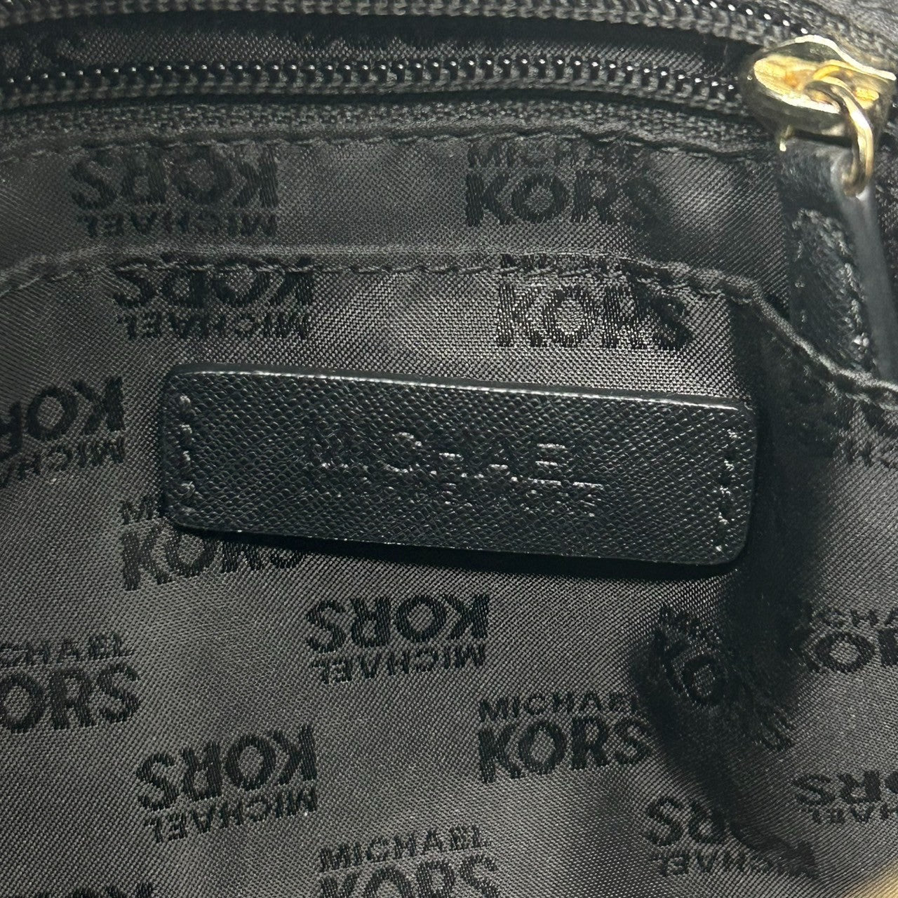 【美品】MICHAEL KORS マイケルコース ハンドバッグ サッチェルバッグ ドーム型 自立可 PVC サフィアーノレザー ブラック ゴールド金具 MKロゴチャーム レディース エレガント ビジネス 人気モデル クリーニング済み s56
