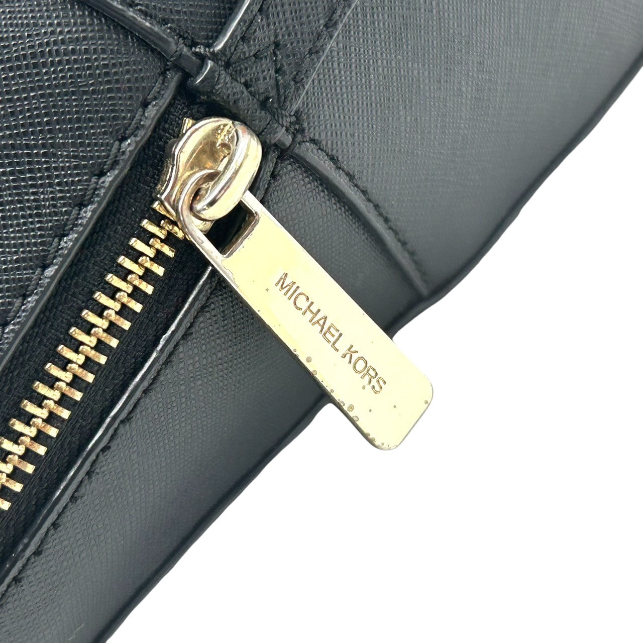 【美品】MICHAEL KORS マイケルコース ハンドバッグ サッチェルバッグ ドーム型 自立可 PVC サフィアーノレザー ブラック ゴールド金具 MKロゴチャーム レディース エレガント ビジネス 人気モデル クリーニング済み s56