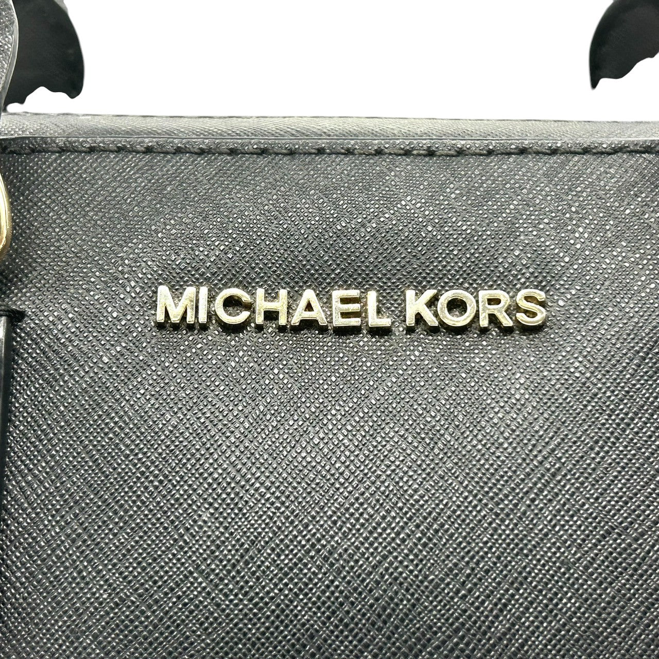 【美品】MICHAEL KORS マイケルコース ハンドバッグ サッチェルバッグ ドーム型 自立可 PVC サフィアーノレザー ブラック ゴールド金具 MKロゴチャーム レディース エレガント ビジネス 人気モデル クリーニング済み s56