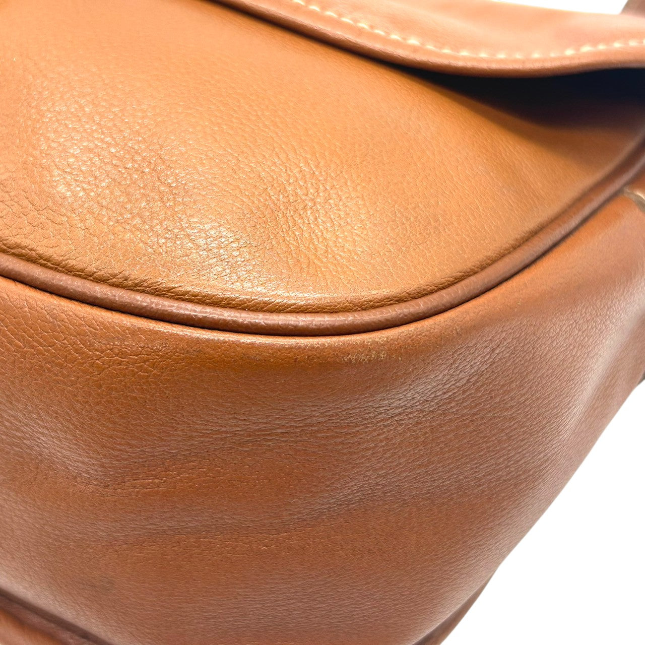 【美品】LONGCHAMP ロンシャン ショルダーバッグ クロスボディ 斜め掛け可 フラップ 本革 レザー シボ革 ブラウン キャメル ゴールド金具 ロゴ型押し レディース ヴィンテージ クラシックデザイン エレガント クリーニング済み s33