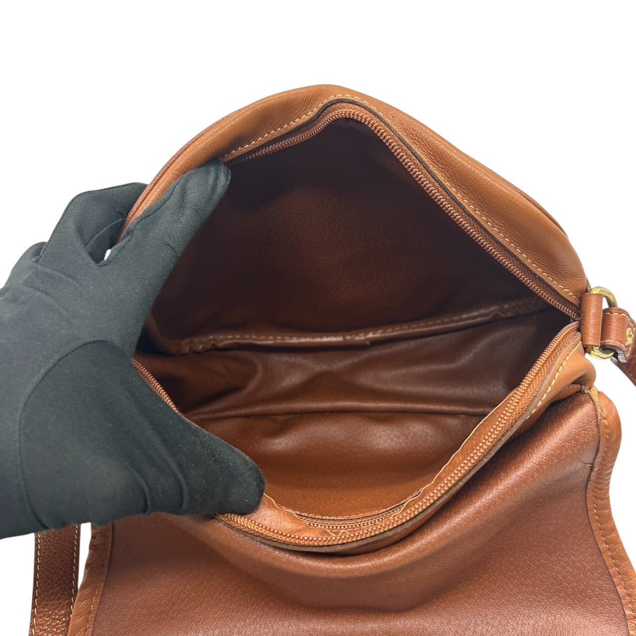 【美品】LONGCHAMP ロンシャン ショルダーバッグ クロスボディ 斜め掛け可 フラップ 本革 レザー シボ革 ブラウン キャメル ゴールド金具 ロゴ型押し レディース ヴィンテージ クラシックデザイン エレガント クリーニング済み s33