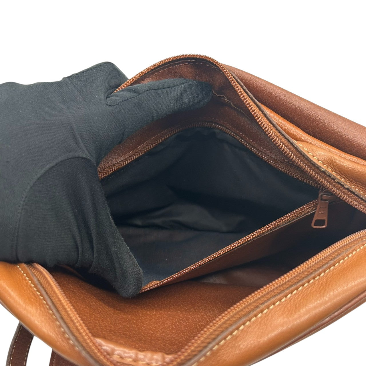 【美品】LONGCHAMP ロンシャン ショルダーバッグ クロスボディ 斜め掛け可 フラップ 本革 レザー シボ革 ブラウン キャメル ゴールド金具 ロゴ型押し レディース ヴィンテージ クラシックデザイン エレガント クリーニング済み s33