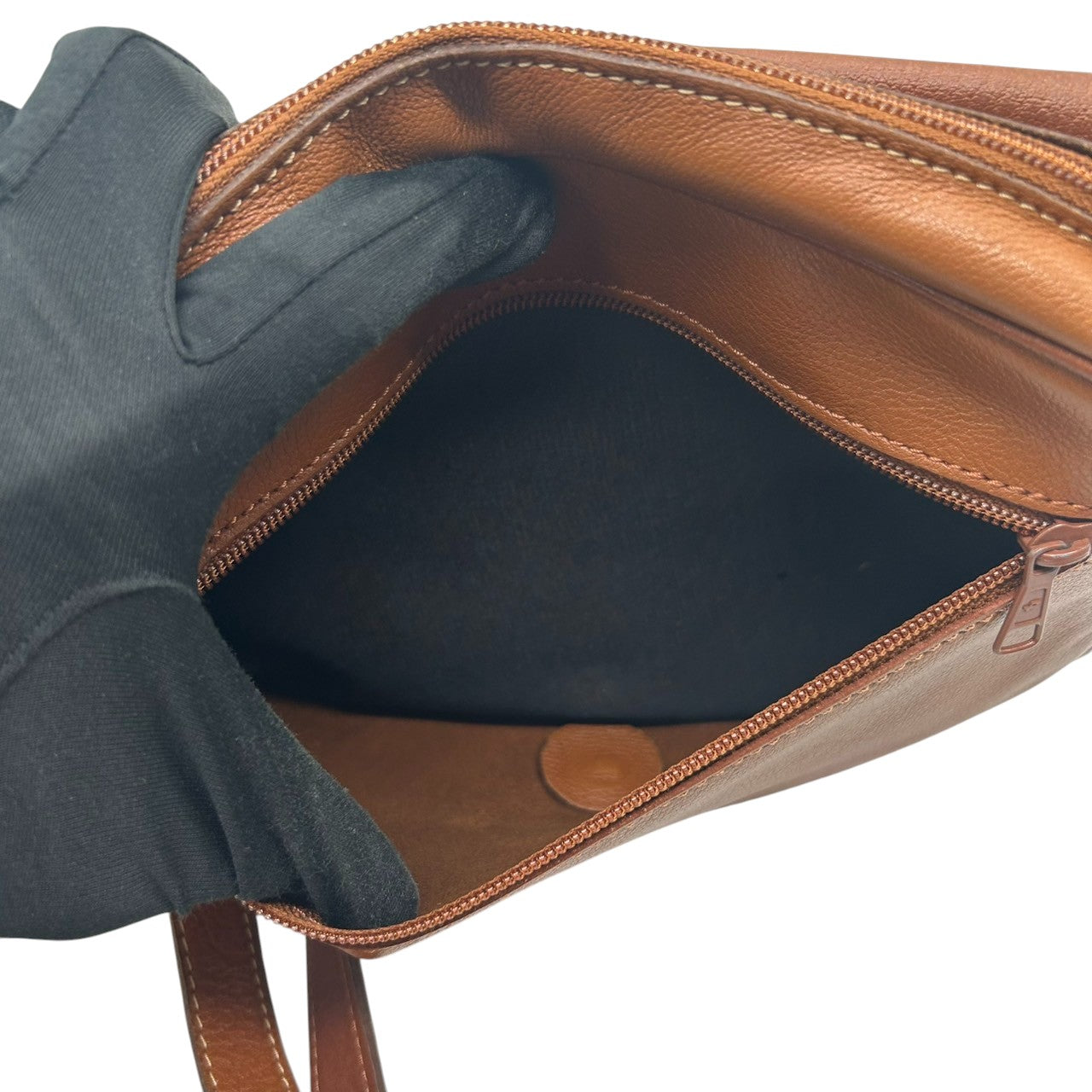 【美品】LONGCHAMP ロンシャン ショルダーバッグ クロスボディ 斜め掛け可 フラップ 本革 レザー シボ革 ブラウン キャメル ゴールド金具 ロゴ型押し レディース ヴィンテージ クラシックデザイン エレガント クリーニング済み s33