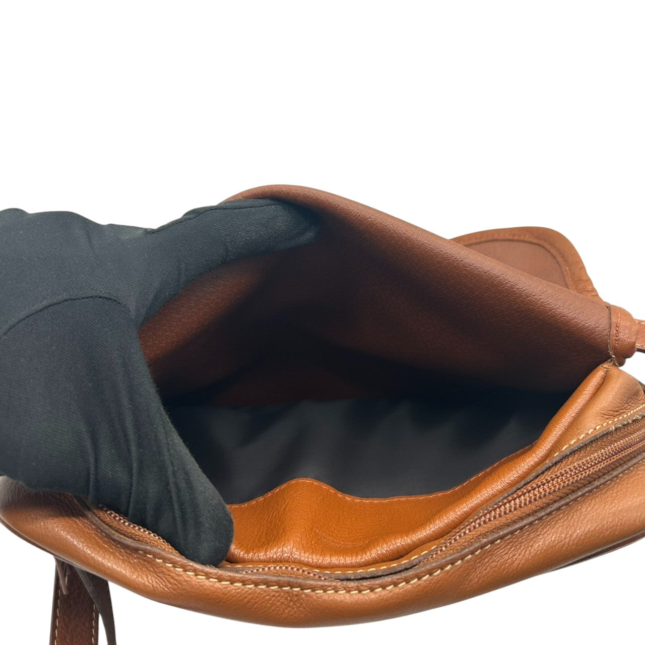 【美品】LONGCHAMP ロンシャン ショルダーバッグ クロスボディ 斜め掛け可 フラップ 本革 レザー シボ革 ブラウン キャメル ゴールド金具 ロゴ型押し レディース ヴィンテージ クラシックデザイン エレガント クリーニング済み s33