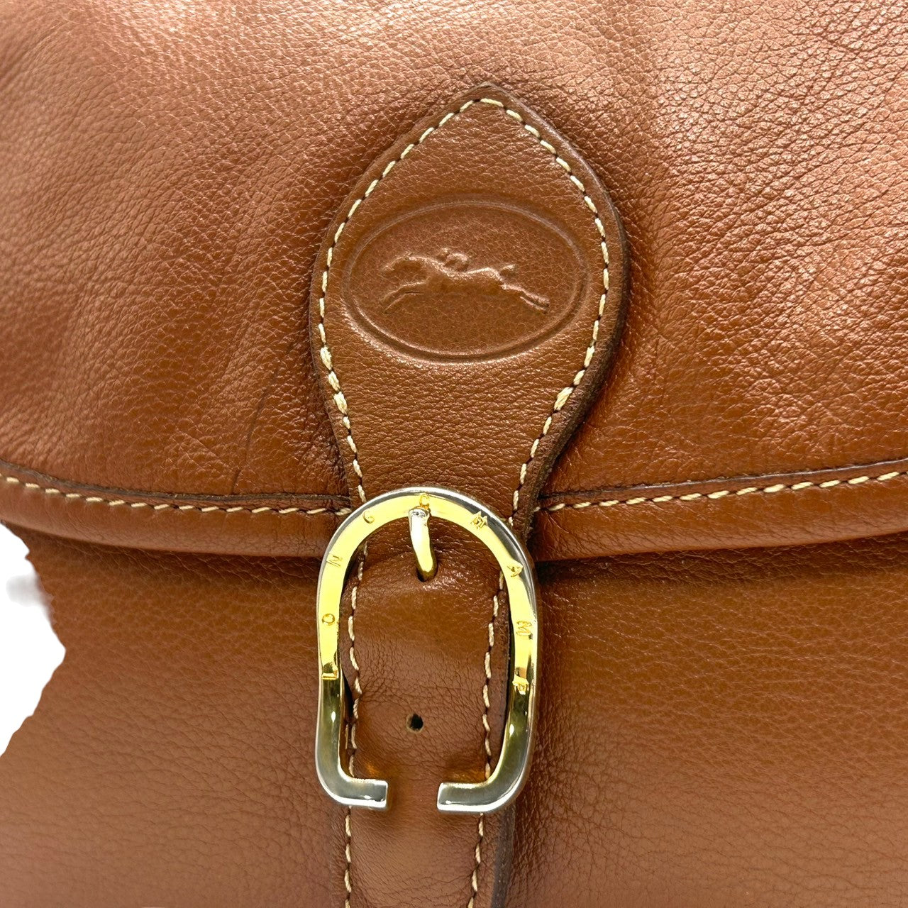 【美品】LONGCHAMP ロンシャン ショルダーバッグ クロスボディ 斜め掛け可 フラップ 本革 レザー シボ革 ブラウン キャメル ゴールド金具 ロゴ型押し レディース ヴィンテージ クラシックデザイン エレガント クリーニング済み s33