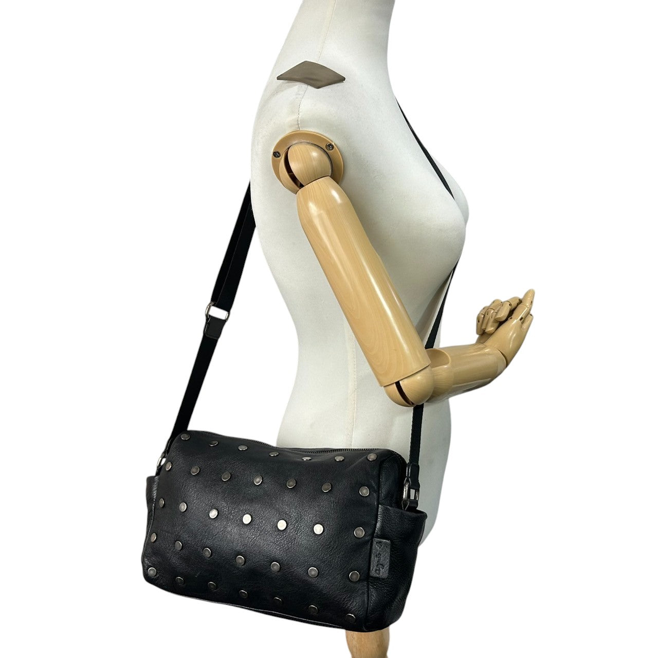 【美品】agnes b. アニエスベー ショルダーバッグ クロスボディ 斜め掛け可 スタッズ レザー 本革 ブラック シルバー金具 レディース メンズ ユニセックス ロック パンク スタイリッシュ 人気モデル クリーニング済み s33