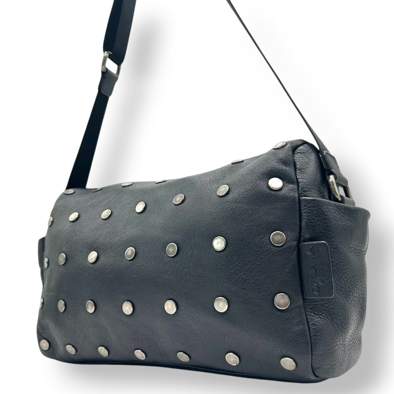 【美品】agnes b. アニエスベー ショルダーバッグ クロスボディ 斜め掛け可 スタッズ レザー 本革 ブラック シルバー金具 レディース メンズ ユニセックス ロック パンク スタイリッシュ 人気モデル クリーニング済み s33