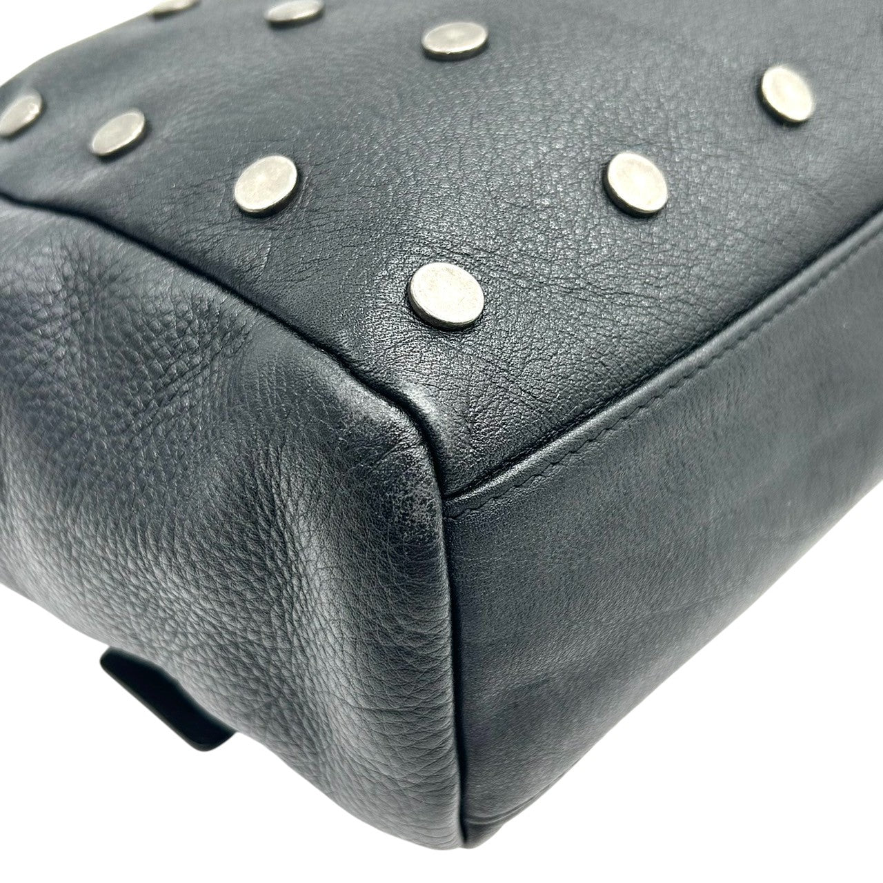 【美品】agnes b. アニエスベー ショルダーバッグ クロスボディ 斜め掛け可 スタッズ レザー 本革 ブラック シルバー金具 レディース メンズ ユニセックス ロック パンク スタイリッシュ 人気モデル クリーニング済み s33