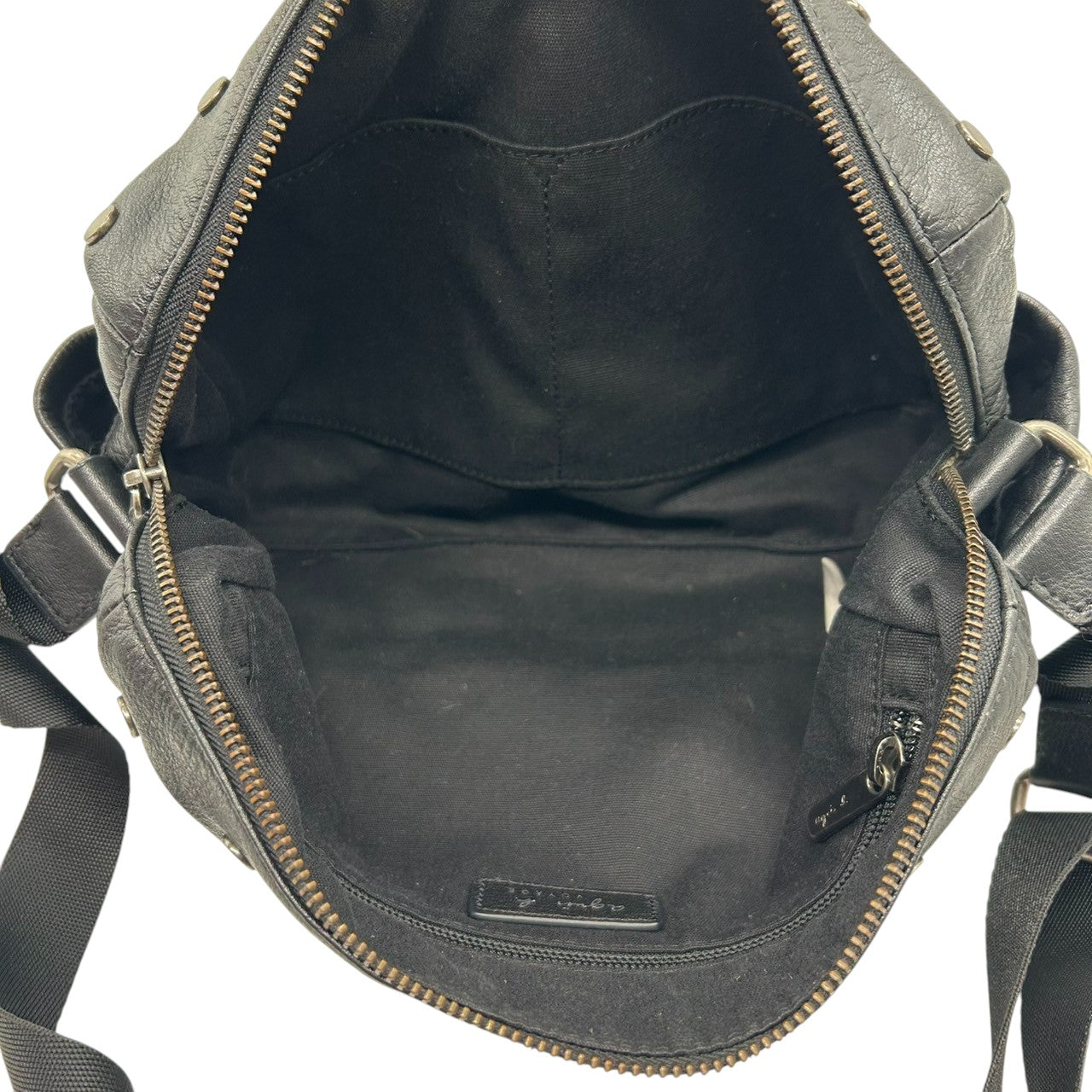 【美品】agnes b. アニエスベー ショルダーバッグ クロスボディ 斜め掛け可 スタッズ レザー 本革 ブラック シルバー金具 レディース メンズ ユニセックス ロック パンク スタイリッシュ 人気モデル クリーニング済み s33