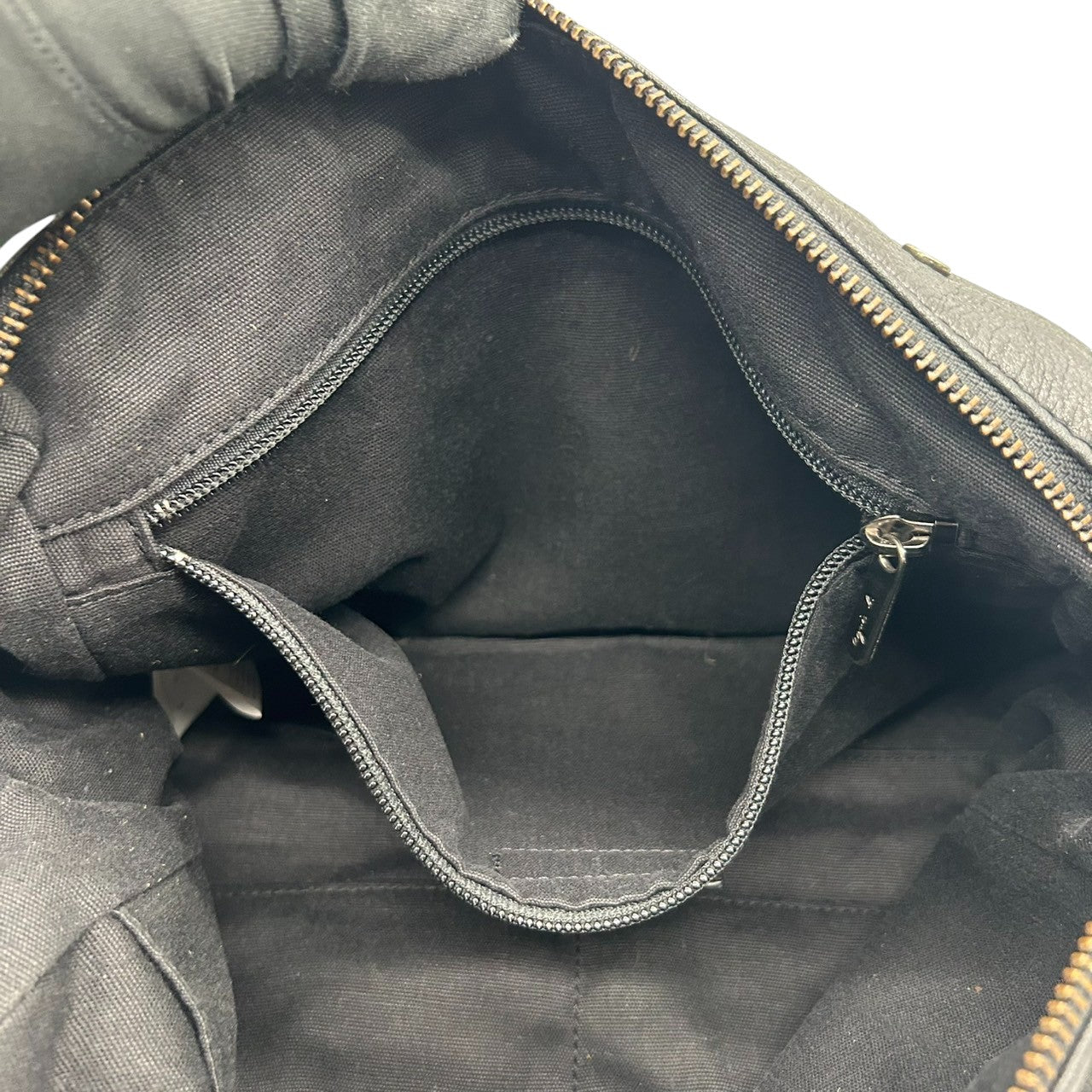 【美品】agnes b. アニエスベー ショルダーバッグ クロスボディ 斜め掛け可 スタッズ レザー 本革 ブラック シルバー金具 レディース メンズ ユニセックス ロック パンク スタイリッシュ 人気モデル クリーニング済み s33