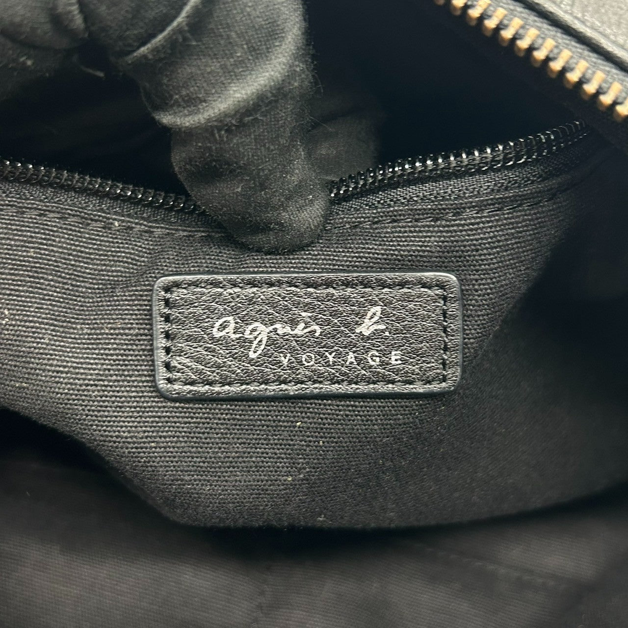 【美品】agnes b. アニエスベー ショルダーバッグ クロスボディ 斜め掛け可 スタッズ レザー 本革 ブラック シルバー金具 レディース メンズ ユニセックス ロック パンク スタイリッシュ 人気モデル クリーニング済み s33