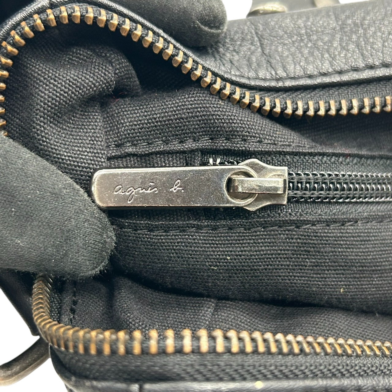 【美品】agnes b. アニエスベー ショルダーバッグ クロスボディ 斜め掛け可 スタッズ レザー 本革 ブラック シルバー金具 レディース メンズ ユニセックス ロック パンク スタイリッシュ 人気モデル クリーニング済み s33